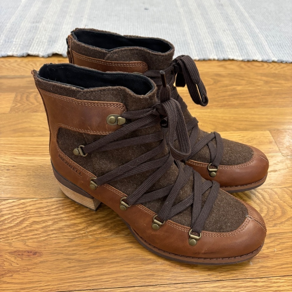 Merrel Shiloh II Brown Leather lace up heeled boots
Size 8